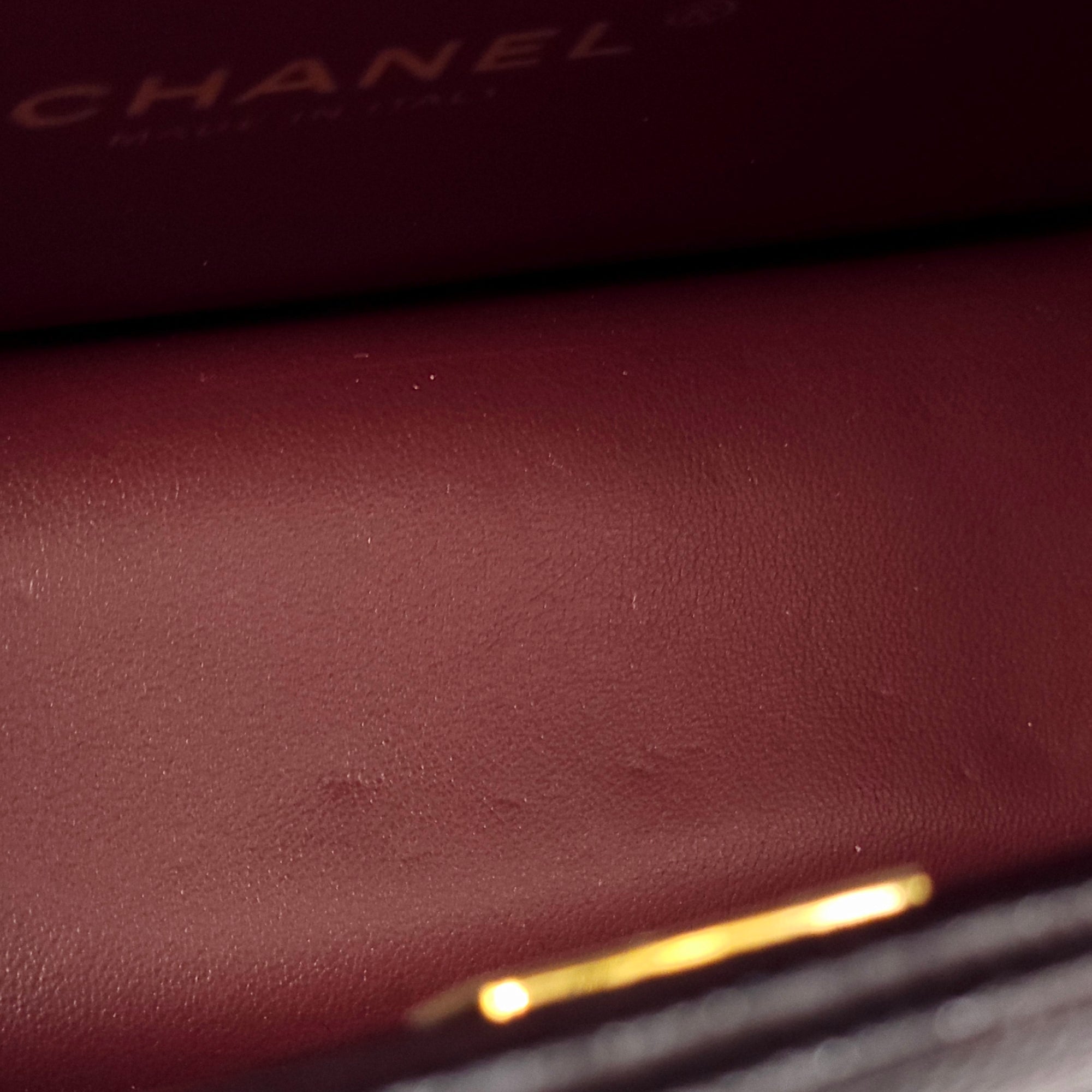 Seasonal Flap with Chain 21x15x7.5cm Black Crossbody Bag in Caviar Leather, Gold hardware - Image 8