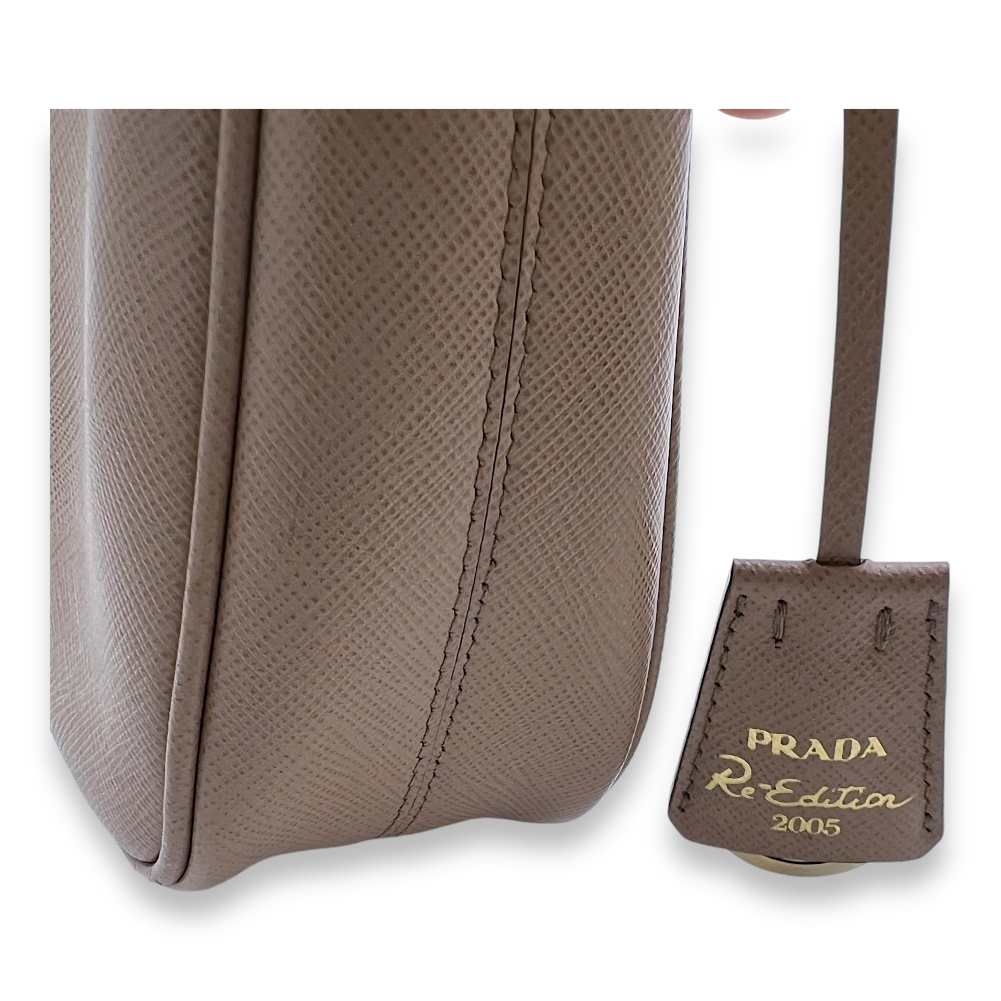 Re-Edition 2005 Crossbody bag in Saffiano leather, Gold Hardware - Image 10