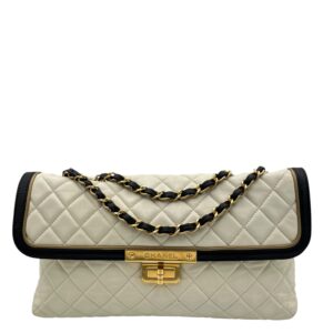 Quilted White Shoulder Bag in Calfskin, Gold hardware